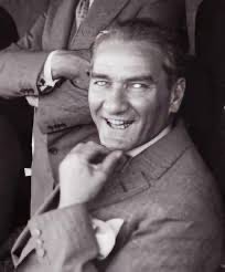 “Ben dünyada bu kadar güzel gülen, güldüğü zaman bu kadar güzel olan insan görmedim.”
— Sabahattin Ali