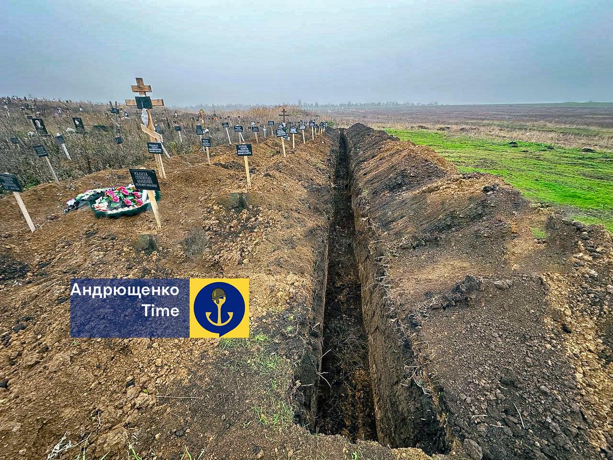 Нові масові поховання невідомих маріупольців. Через активну "іпотечну забудову" поновились ексгумації та з'явились дестяки нови траншей для масового поховання. 

Всі фото - грудневі. Розмах нових траншей для поховань шокує на третій рік окпації. Разом з цим продовжує ⬇️