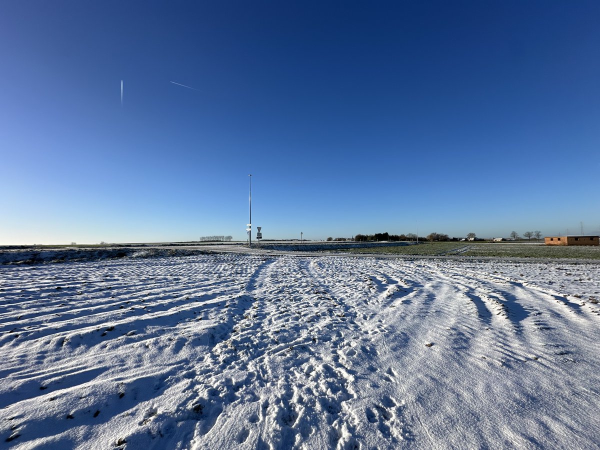 alexandermanhae's tweet photo. #vrtweer Wortegem : 0 °c  2 felle sneeuwbuien in de late namiddag gisteren hebben het sneeuwlandschap weer helemaal hersteld. Het kwik is nu net op het vriespunt uitgekomen. Vannamiddag zal het sneeuwhekjes wel wat gaan smelten vrees ik.  Alexander Manhaeghe https://t.co/js91InSwJB