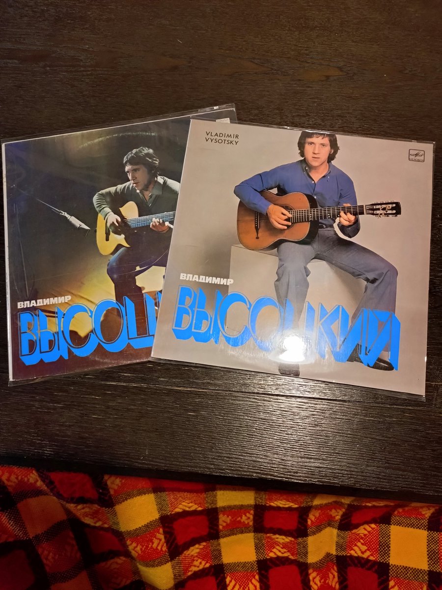 shingo_hideko's tweet photo. 新年早々ソビエトの名シンガーソングライター「ウラジミール・ヴィンツキー」のレコードを入手。まさかの7弦アコースティックギターに驚愕。ウリ・ジョン・ロートもビックリなはず。 https://t.co/OVyaczFCWs