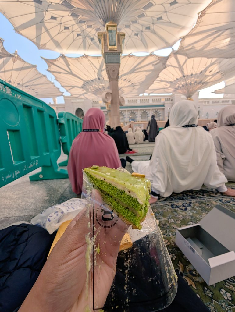 Imas_uni's tweet image. Insya Allah aku doain kamu kamu bisa umroh yahhh

Aku cuma mau kasih tau kalo ke bin Dawood (supermarket sana) cari bakery station nya,, cari ini cake,, pistasio cake, harganya 8,95riyal,

enakkkk bgt

Atasnya creemscheese Bwah selai pistasio bahhhhhh😭😭😭😭