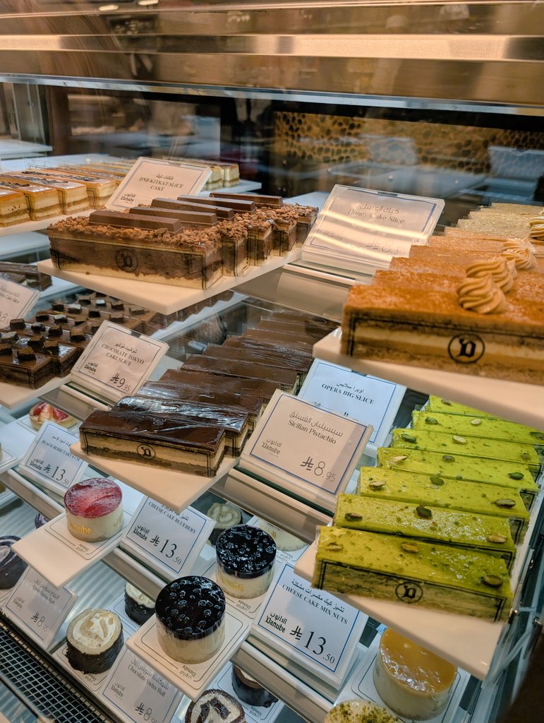 Imas_uni's tweet image. Insya Allah aku doain kamu kamu bisa umroh yahhh

Aku cuma mau kasih tau kalo ke bin Dawood (supermarket sana) cari bakery station nya,, cari ini cake,, pistasio cake, harganya 8,95riyal,

enakkkk bgt

Atasnya creemscheese Bwah selai pistasio bahhhhhh😭😭😭😭