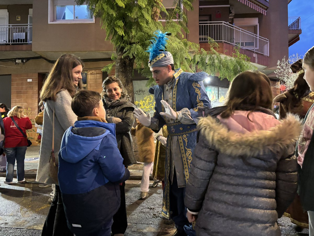 MagsReis's tweet photo. Després dels 🗣️discursos reials i l’espectacle de 🛩️drons, sobre les ⏳18:30 hores, arrencarà la 💫Cavalcada 2026 #il·luminantSomriures!🪡

‼️Els actes s’intentaran iniciar ⌚️puntualment i s’anunciarà per 📲xarxes socials qualsevol canvi☔️! https://t.co/5vmEBgTCYc