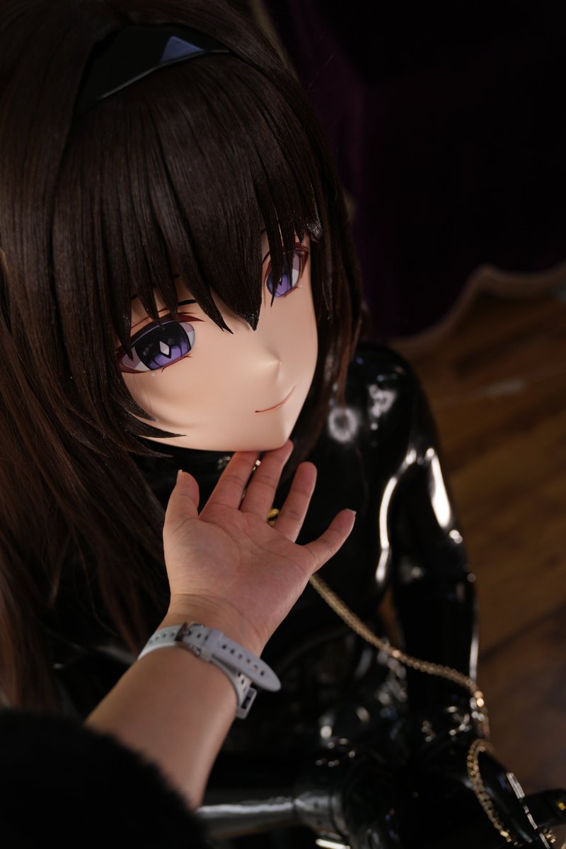 fYPAM1's tweet image. 液态源石将进入活跃期，约束具如果检测到源石活性异常就会进入紧锁状态，限制佩戴者的行动。在限制行动期间，佩戴者想活动需要有人协助，她把这个权限交给你，你一时间竟有点犹豫
#latex #rubber #kigurumi #着ぐるみ #kig #明日方舟 #Arknights #アークナイツ #プリースティス #普瑞赛斯 #Priestess