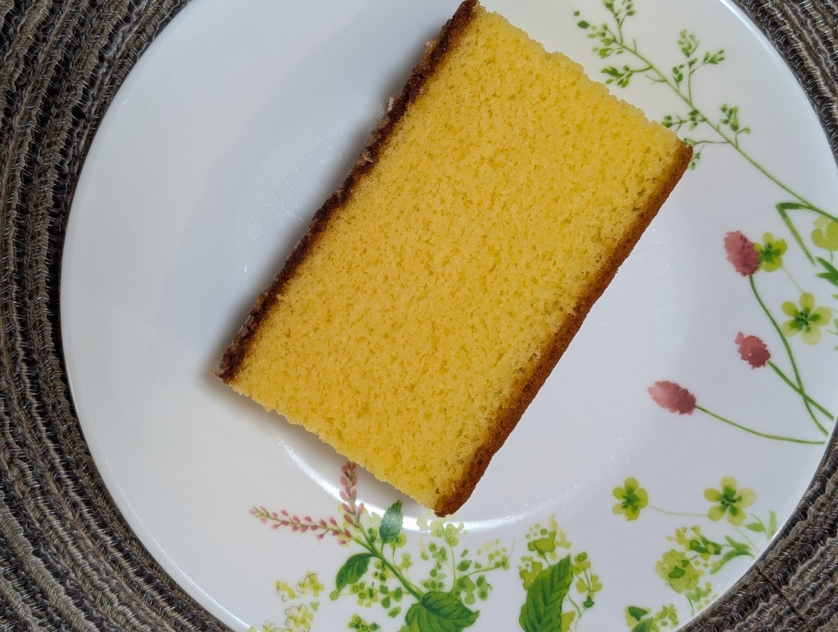 桐箱入りの高級カステラいただきました。