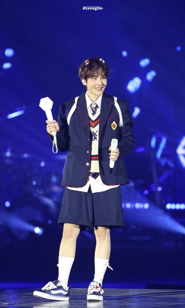 BOXIANx's tweet photo. EVERYONE LET'S START TRENDING THIS FOR BAEKHYUN, REPLY AND QUOTE WITH:

“백현아 사랑해“ Baekhyun we love you 🤍 https://t.co/8gwnRv1vvs