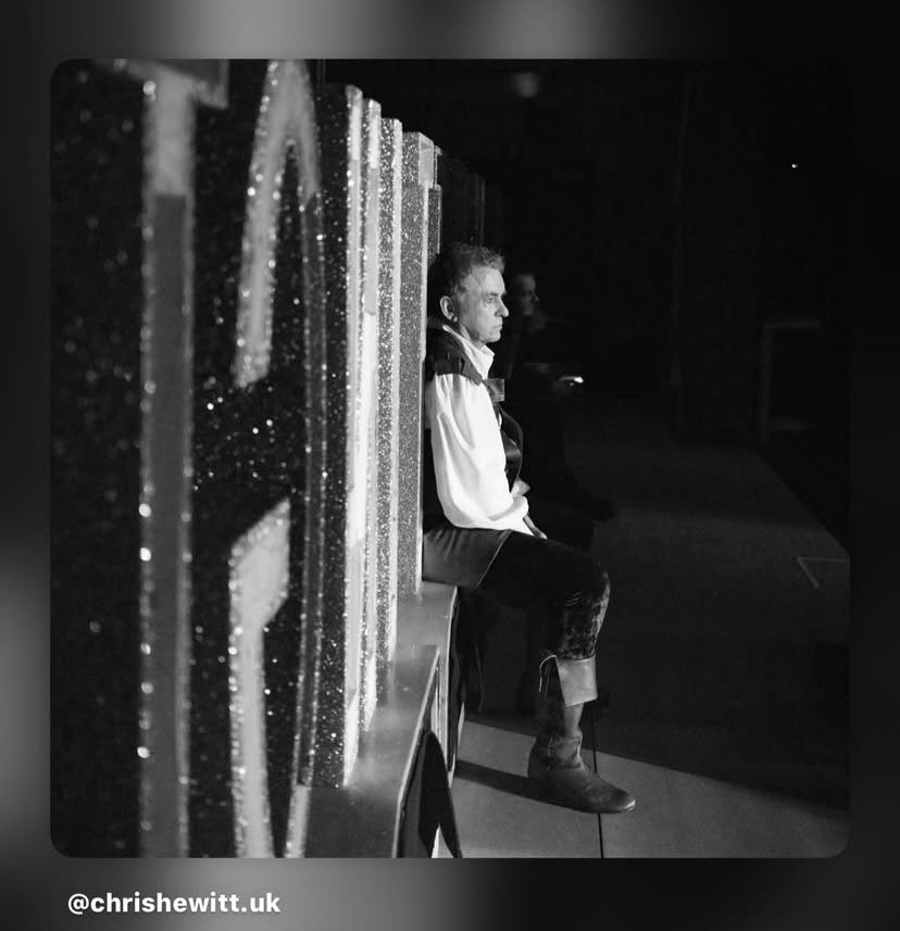 TeamShaneRichie's tweet photo. Love this candid backstage black &amp; white photo of @realshanerichie taking a few moments for a breather during #DickWhittington at @TRPlymouth this Christmas.🖤
Excellent shot by Chris Hewitt - check out his other work on his website &amp; @instagram https://t.co/i6CIB1T48U https://t.co/ZBlVPzjv6r