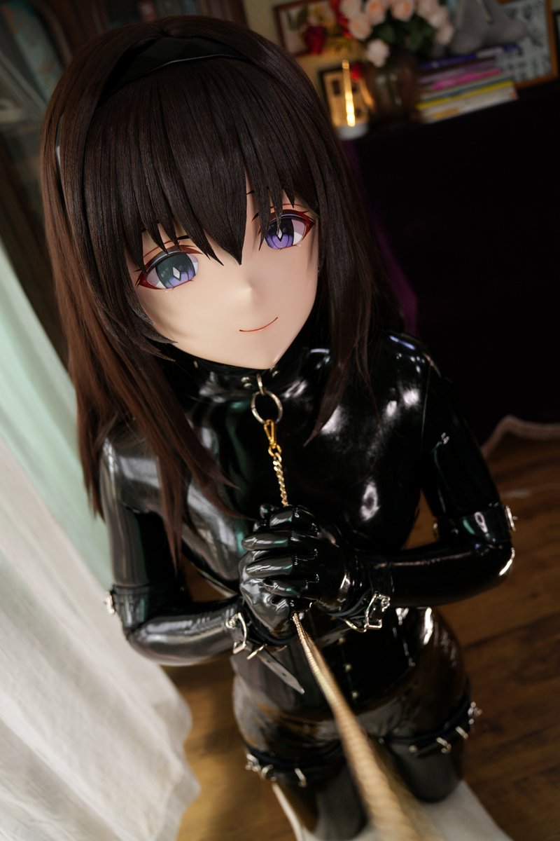 fYPAM1's tweet image. 液态源石将进入活跃期，约束具如果检测到源石活性异常就会进入紧锁状态，限制佩戴者的行动。在限制行动期间，佩戴者想活动需要有人协助，她把这个权限交给你，你一时间竟有点犹豫
#latex #rubber #kigurumi #着ぐるみ #kig #明日方舟 #Arknights #アークナイツ #プリースティス #普瑞赛斯 #Priestess