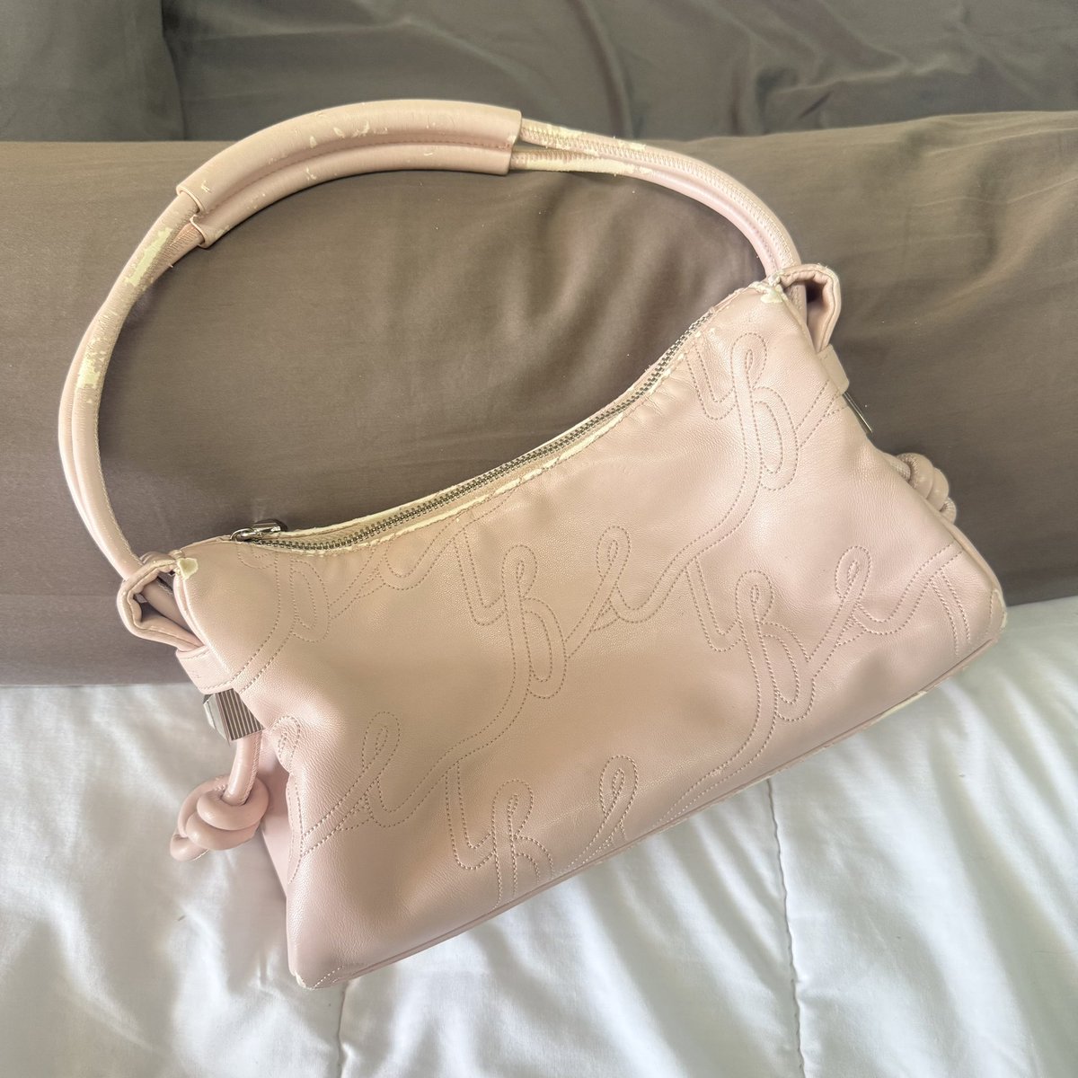 littlecloudnin1's tweet photo. ✨👜 a treasure box : Hobo M สี Strawberry yogurt 👜✨
📦อุปกรณ์ไม่มี
🏷ส่งต่อ : 1090 รวมส่ง
🧤used สภาพใช้งาน มีตำหนิเยอะ รอยถลอกทั่วใบ ขอคนรับได้ ไม่ซีเรียสค่า

#atreasurebox #atreasureboxbag #ส่งต่อatreasurebox #atreasureboxส่งต่อ #ส่งต่อกระเป๋ามือ2 #ส่งต่อatb https://t.co/PUxSeCJgmN