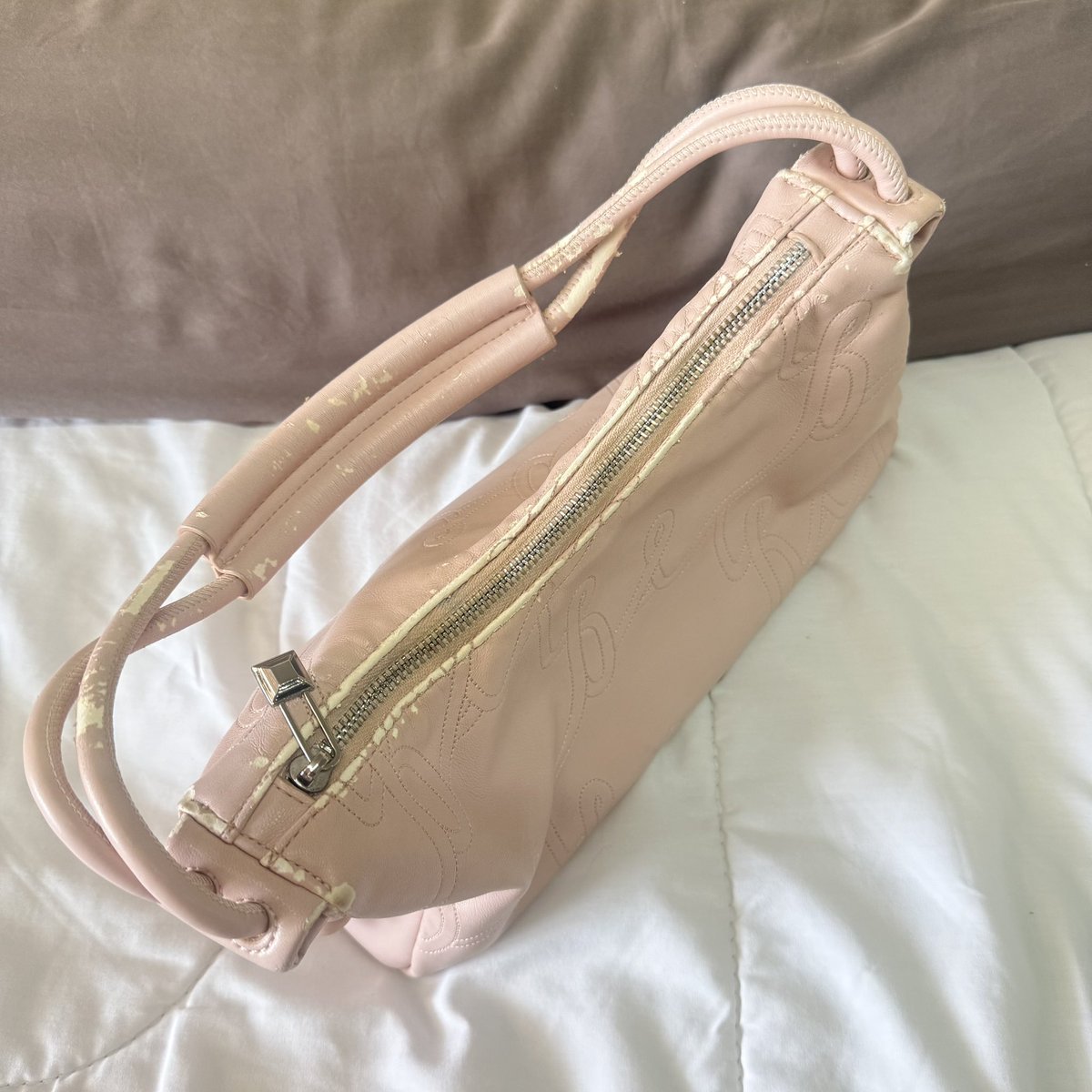 littlecloudnin1's tweet photo. ✨👜 a treasure box : Hobo M สี Strawberry yogurt 👜✨
📦อุปกรณ์ไม่มี
🏷ส่งต่อ : 1090 รวมส่ง
🧤used สภาพใช้งาน มีตำหนิเยอะ รอยถลอกทั่วใบ ขอคนรับได้ ไม่ซีเรียสค่า

#atreasurebox #atreasureboxbag #ส่งต่อatreasurebox #atreasureboxส่งต่อ #ส่งต่อกระเป๋ามือ2 #ส่งต่อatb https://t.co/PUxSeCJgmN