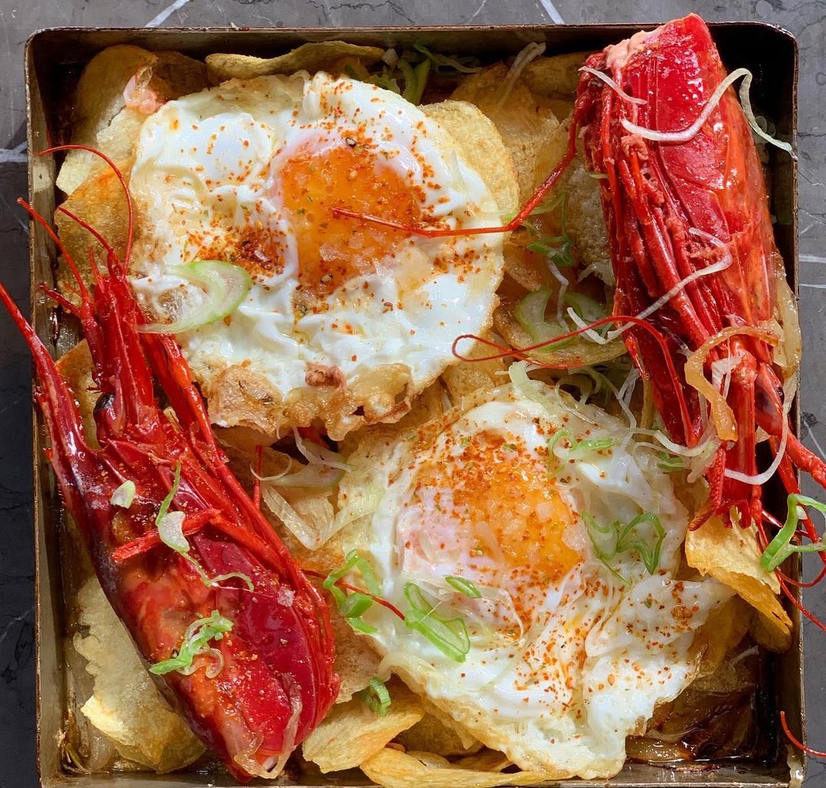 andresmadrigalg's tweet photo. Huevos rotos con carabineros, patatas encebolladas, salsa de su propio jugo y piquillos.
 
12 carabineros pelados, eviscerados, troceados y guardar la cabeza
6 huevos
5 patatas
2 cebollas
6 pimientos del piquillo
3 dientes de ajos laminados
10cl de nata
1 pizca de perejil muy picado
Aceite de oliva
Sal
Pimienta negra recién molida

Pelar la cebolla y cortar en juliana fina. Reservar.
Pelar las patatas y limpiar con un paño húmedo. Cortar las patatas por la mitad en sentido longitudinal y éstas en trasversal, consiguiendo láminas de patata finas aproximadamente de 5mm de grosor.
Poner un wok con el aceite de oliva a fuego medio. Introducir las cebollas, dejar pochar unos 8 minutos y a continuación, las patatas. Remover con cuidado cada 5 minutos y añadir sal a gusto. Al cabo de 30 minutos, las patatas estarán listas.
Escurrir las patatas y las cebollas (el aceite sirve para otra preparación y no más…).
En una sartén, dorar los ajos con 12cl de aceite de oliva. A continuación, las cabezas de carabineros y a los 2 minutos, sacar las cabezas de carabineros y freír 2 huevos y los carabineros troceados… escurrir los huevos y carabineros y en la misma sartén, con el aceite de freír todo calentar las patatas encebolladas.
 
Cortar los piquillos en laminas y hervirlos con la nata durante 5 minutos. Salpimentar y licuar. Filtrar y reservar.
 
En un plato llano, depositar una cucharada de salsa de piquillos muy caliente y en el corazón del plato, disponer 2 cucharadas grande de patatas encebolladas. Terminar depositando los huevos fritos encima, las cabezas de carabineros y alrededor el carabinero troceada. Espolvorear de perejil y pimienta negra.

#sedcuriosos