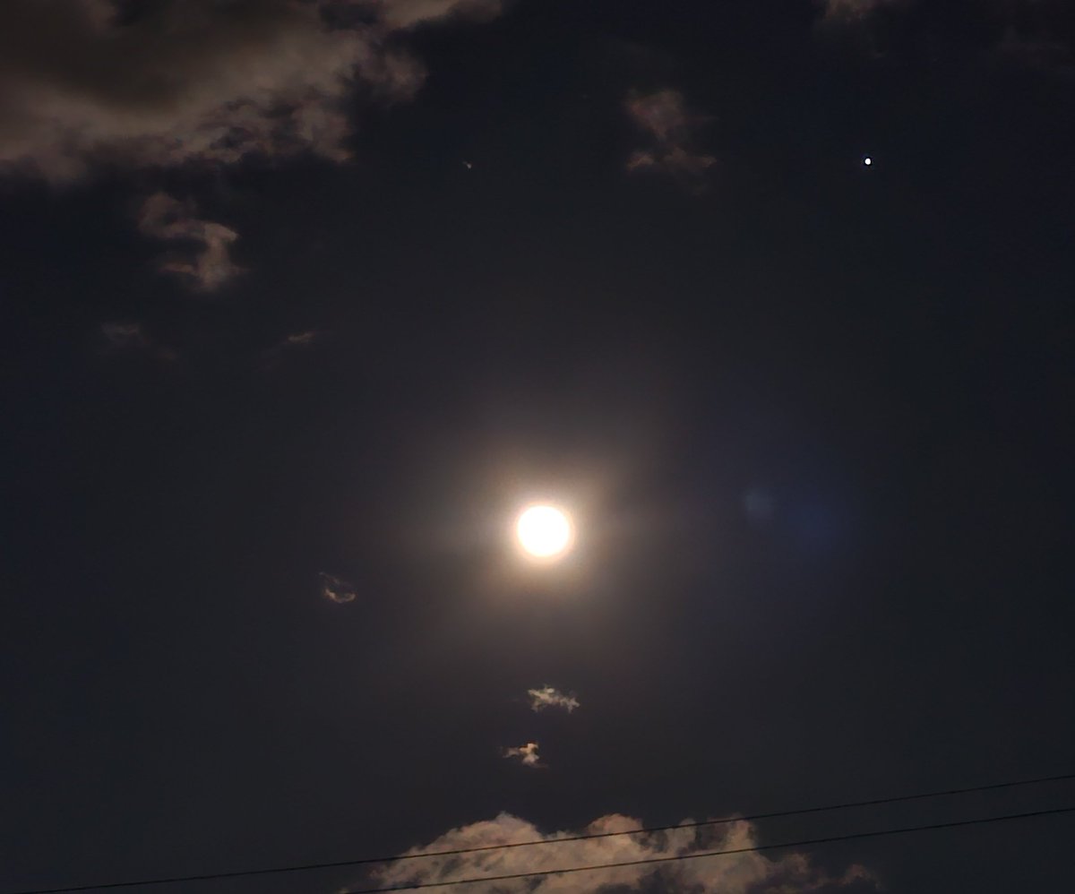 皆さんの町から月は見えますか？？
長野からはきれいに見えます！

明日から仕事初めの方、多いかな？
僕はもう1日おやすみです。
仕事初めの方、がんばっていきましょうね！