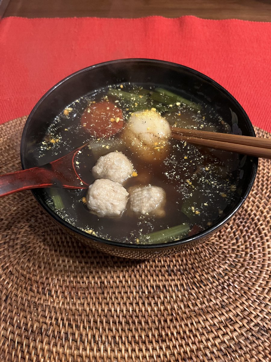 今頃お雑煮。肉入ってないことに気付いたので冷凍肉団子レンチンした。
柚子の代わりに陳皮。

ち〜んぴ〜ち〜んぴ〜
陳皮の現象〜〜 
