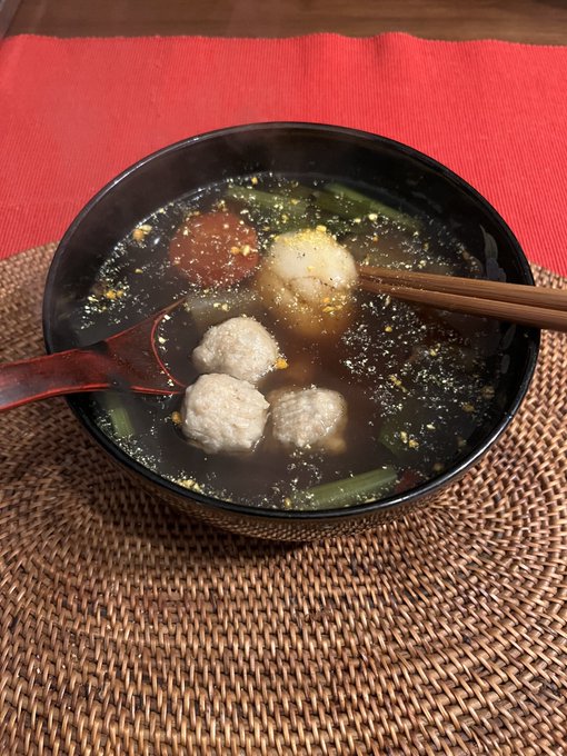 今頃お雑煮。肉入ってないことに気付いたので冷凍肉団子レンチンした。
柚子の代わりに陳皮。

ち〜んぴ〜ち〜んぴ〜
陳皮の現象〜〜 