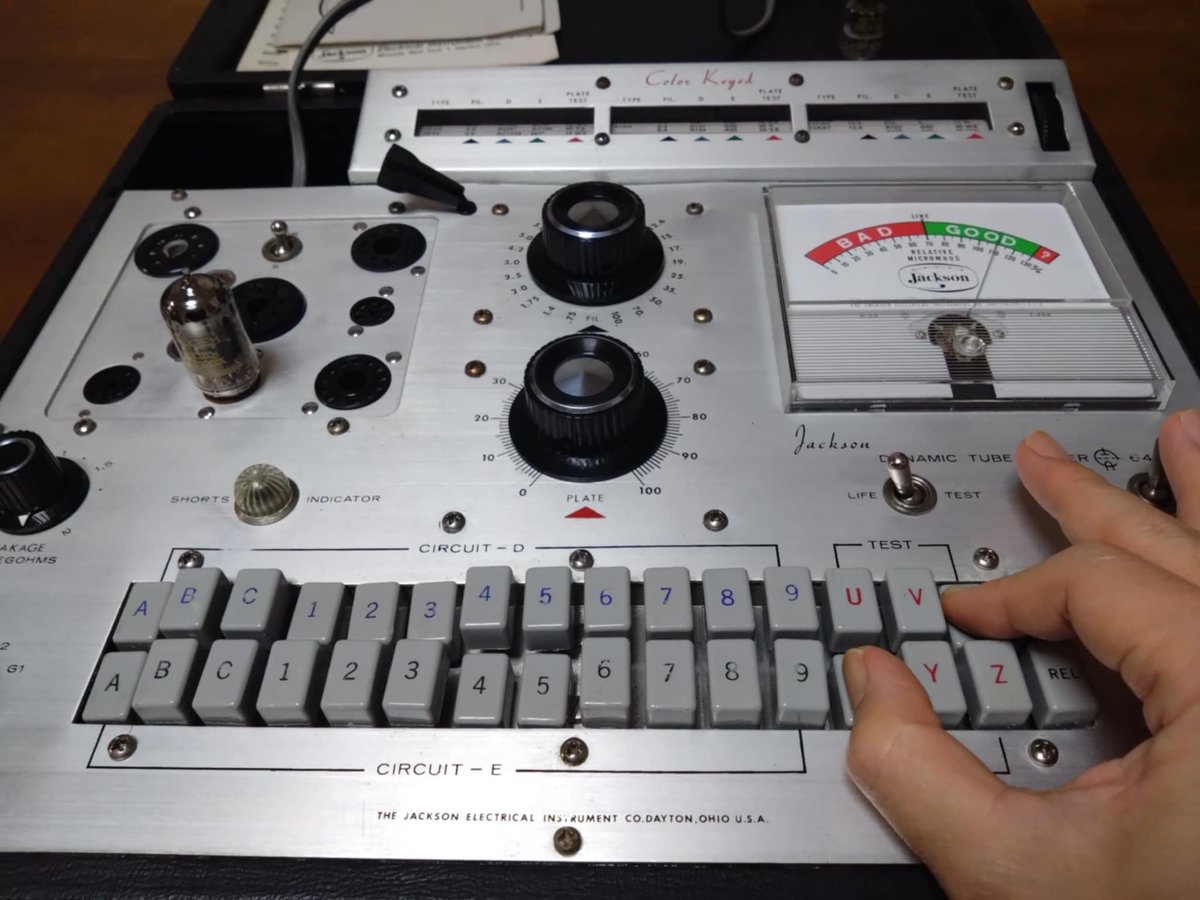 真空管が届いたので、早速チェック。 写真はビンテージの真空管試験機