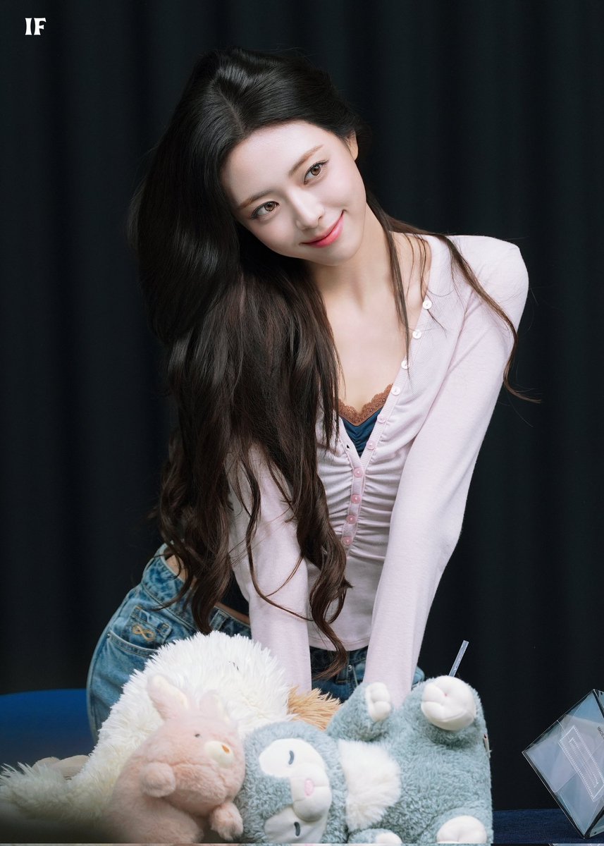 IF_YUNA_1209's tweet image. 251123 #yuna #유나  #ITZY #있지