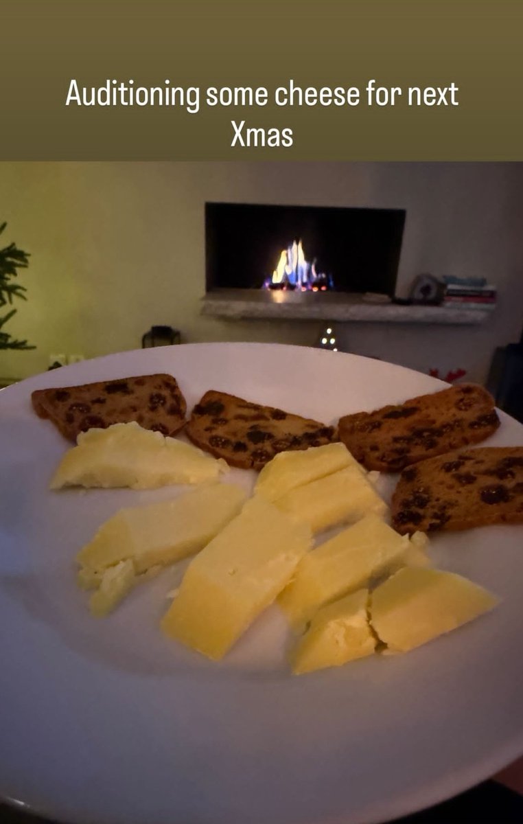 Garyismyhero's tweet image. Nice to see you're enjoying with some 'snacks' &amp;amp; a good read @GaryBarlow! 😊 #🧀 #Xmas #this #DanBrown #cheese #📖 #auditioning #tipfromGary #enjoyed #book #title #some #👍 #Inferno