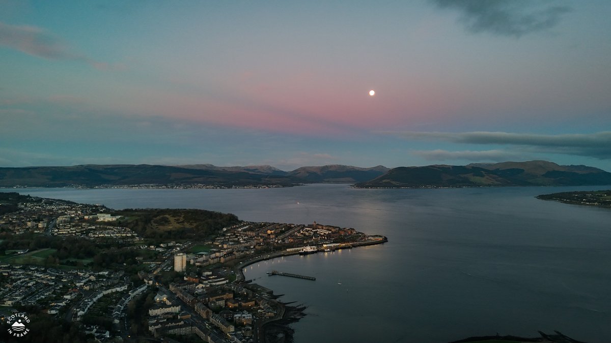 StephenAHenry's tweet image. The Wolf Moon - as seen across the Firth of Clyde and Gourock. About to drop down behind the hills of Argyll and Cowal.

#WolfMoon #Clyde #Dunoon #Gourock #Argyll #Scotland 

@ArgyllSeaGlass @discinverclyde @VisitScotland