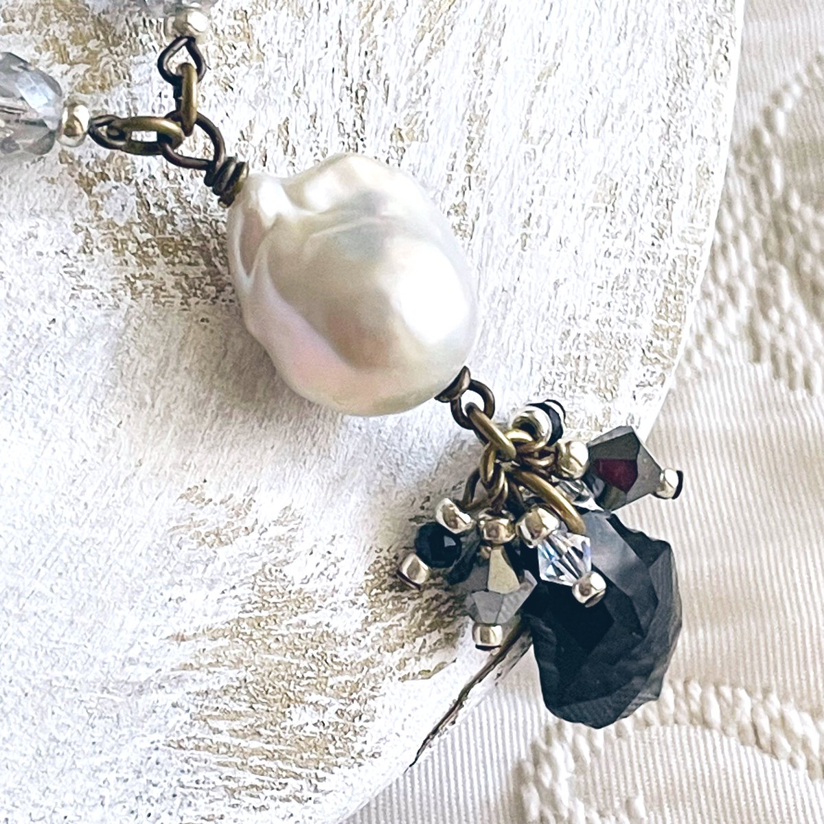 designedbyrosa1's tweet photo. 新作✴︎黒鳥の涙　大玉淡水バロックパールの贅��シリーズ　#黒鳥　#blackswan
#perl #Gothic #unisex #handmade #setagayafleamarket  #イヤーフック　#earhanging  #ballet #バレエ　#ゴシック　#黒が好き　#世田谷ボロ市　#ボロ市　#ハンドメイド　#baroque  #イヤーカフ　#オディール姫 https://t.co/AyAog2EPIZ