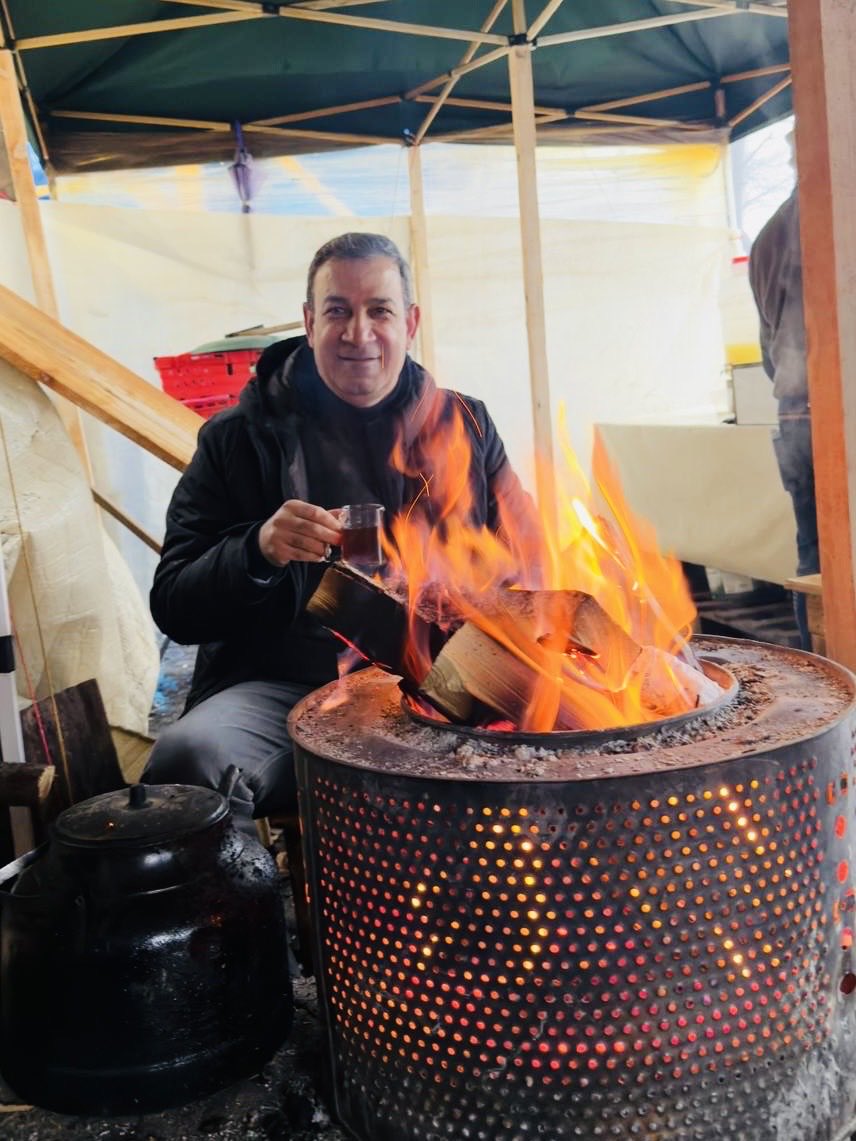 Hava soğuk çay sıcak…
Ne klima ne de kalorifer sıcaklığıymış.
Meğer en güzel anlar ve anılar soba başındaki yıllarımız ve sıcaklığımızmış…
#MutluPazarlar