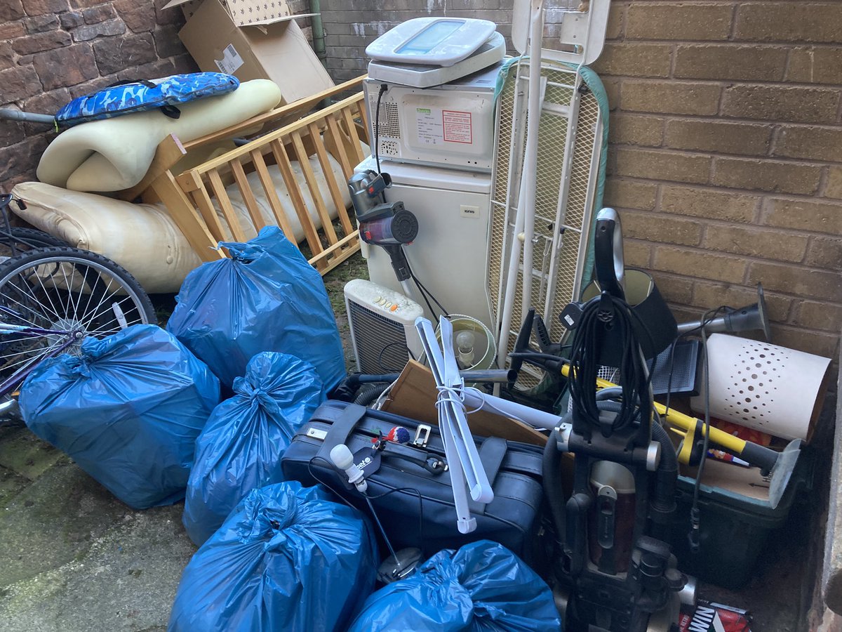 pwestern's tweet image. New year, new me! Room absolutely gutted ready for a tip run. New fridge/freezer, sofa bed, air fryer and hoover (on way). Who knew you could fit all that crap in a bedsit 🤣 That was some fair graft this morning!