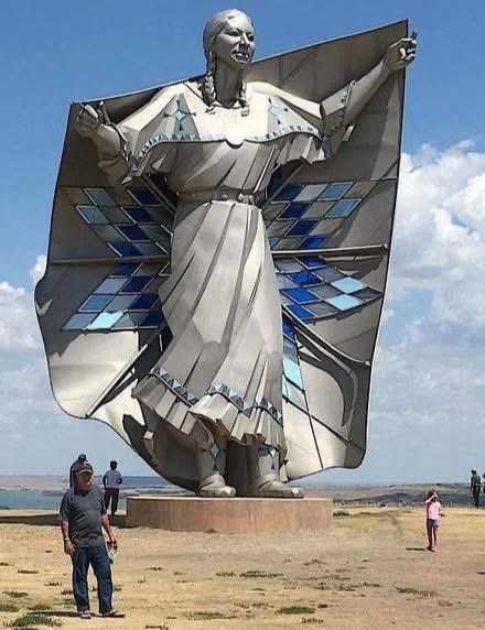 proud_native_am's tweet photo. I don't know why this hasn't received more publicity, but this fifty-foot sculpture was unveiled recently in South Dakota.
It's called 'Dignity' and was done by artist Dale Lamphere to honor the women of the Sioux Nation.
Thank you for liking my post!
Proud to be Native American https://t.co/tg9HmVVXh0