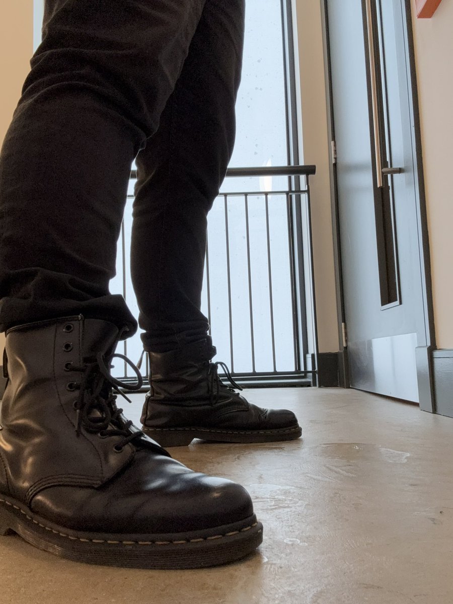 Boytoy_Monroe's tweet photo. Snowy days mean only one thing…#boots https://t.co/KbKAVV4Xsi