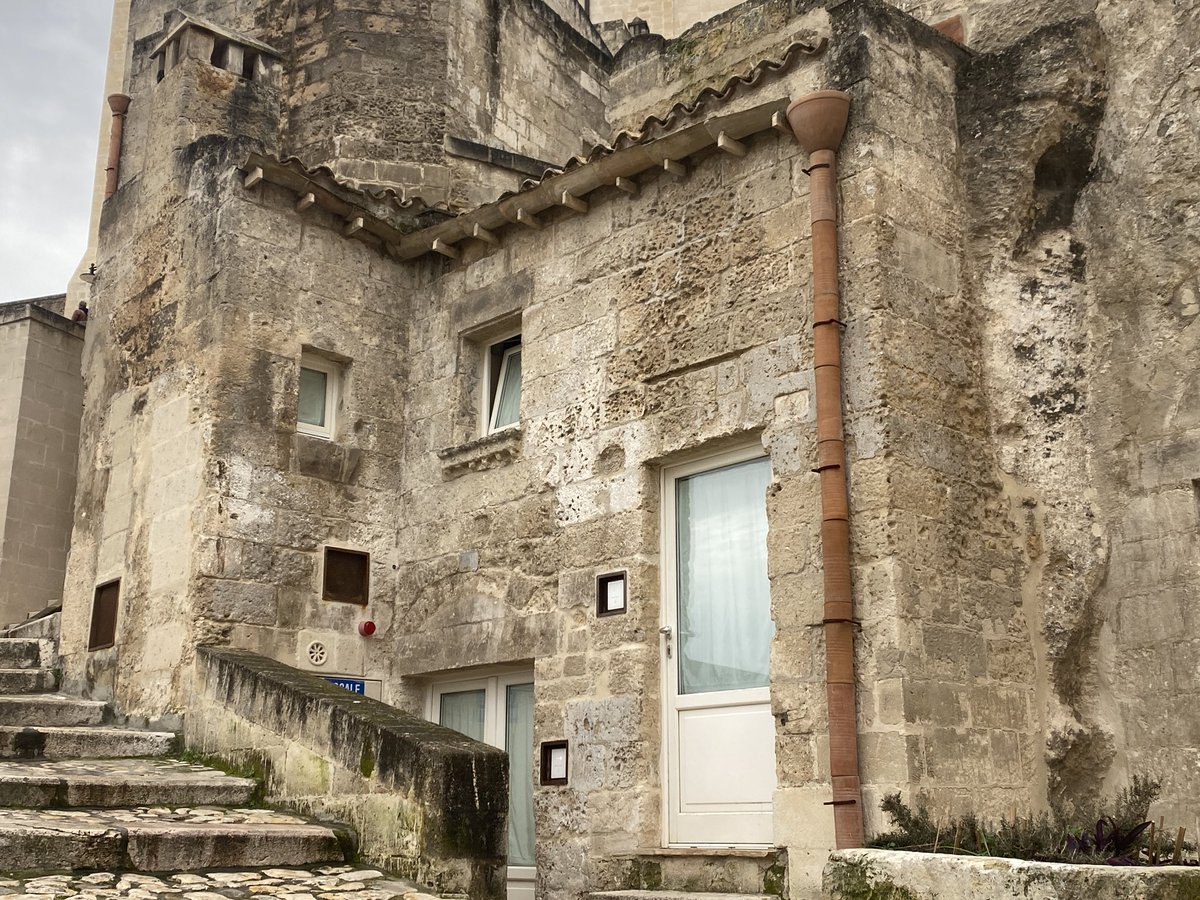 LeonhardHahn's tweet photo. I #Sassi di #Matera
Fino agli anni ‘70 ci hanno abitato.
Per la raccolta dell’acqua, coppi capovolti che invece sui tetti fungono da chiusura tra le tegole per evitare che le acque s’infiltrino.
Patrimonio dell’umanità è il minimo. https://t.co/KN57otvOlB