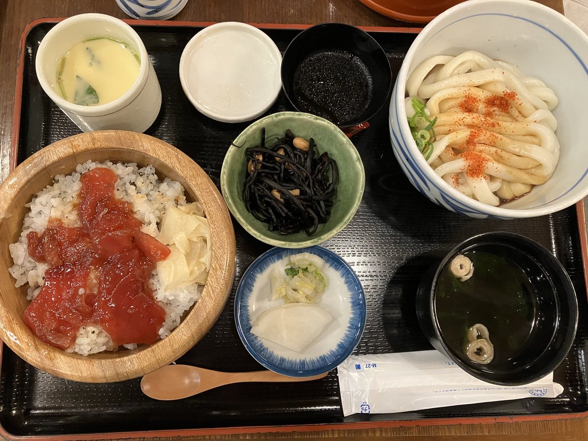 more19999's tweet photo. 阪神尼崎から近鉄の直行便で伊勢に行って来ました。ブラタモリで見たお伊勢さんといっしょだった。伊勢うどんはコシがないのね。人多すぎて赤福本店には近づくことも出来なかった。 https://t.co/d4zu94JF3z