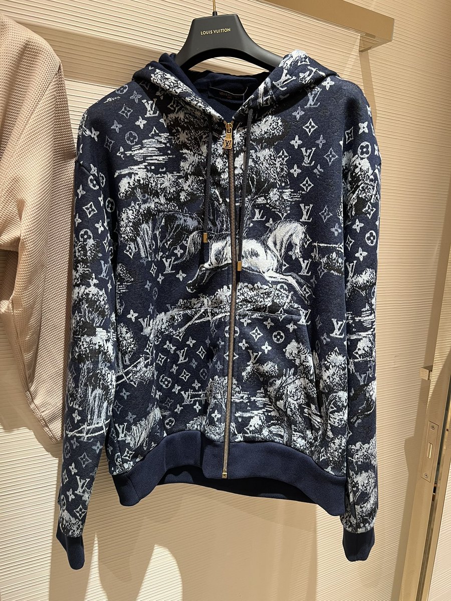 น้อง CA น่ารักเสมอ หาเสื้อมาให้จนได้ จะอุดหนุน LV เรื่อยๆ นะคะ 🥰😊 #LouisVuitton #Fourthnattawat