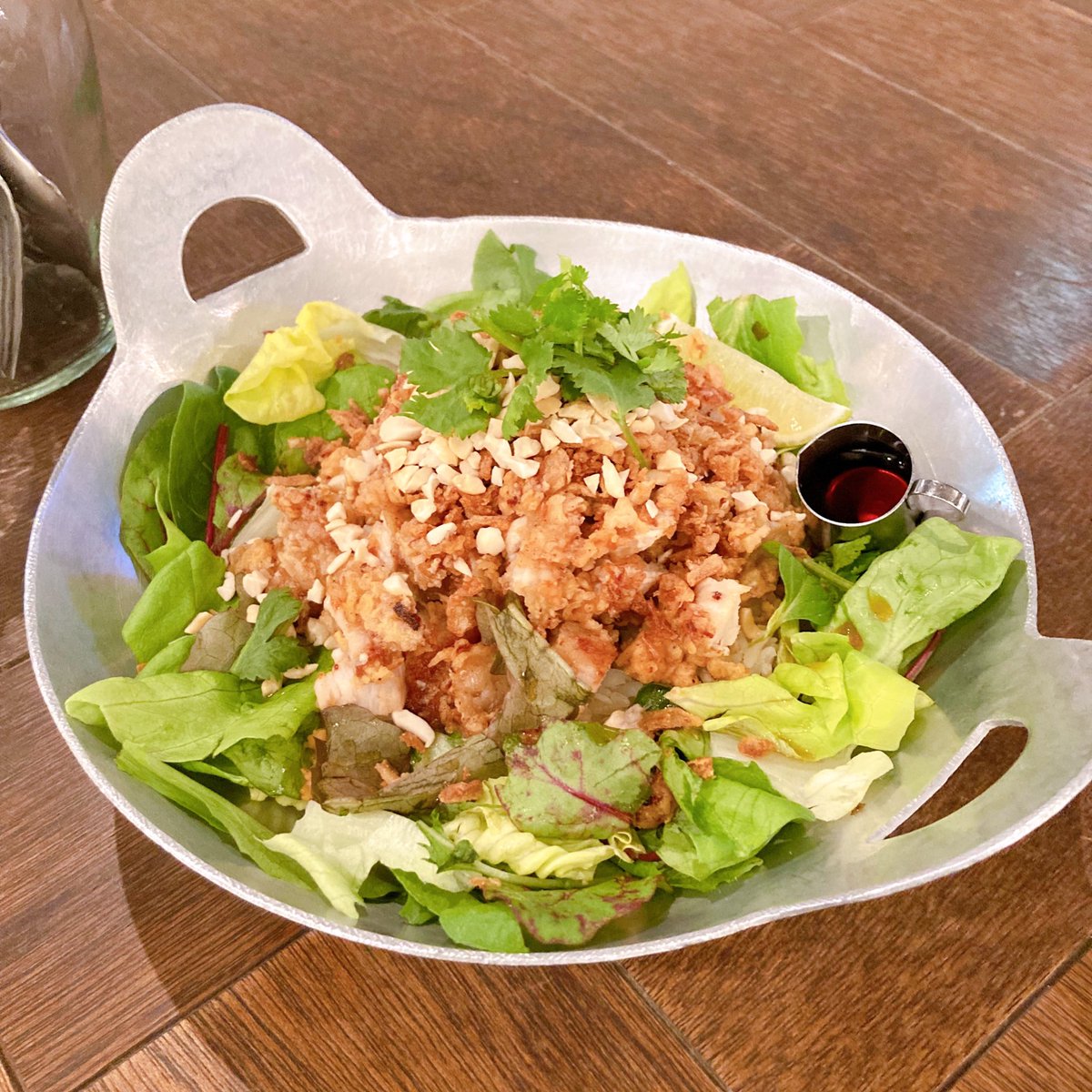 Rlyea's tweet image. 海老沢竜さんのParkside on public をみました　もう10年架空のガールズバンドの話を描いているのに話が全く進展してなくて、もしかしてナラティブにみせかけて、ビューティフルドリーマーをメタ的にやってるのでは？という気がしてきました　壮大すぎる　2枚目タイトル小さな湖なのも秀逸すぎる