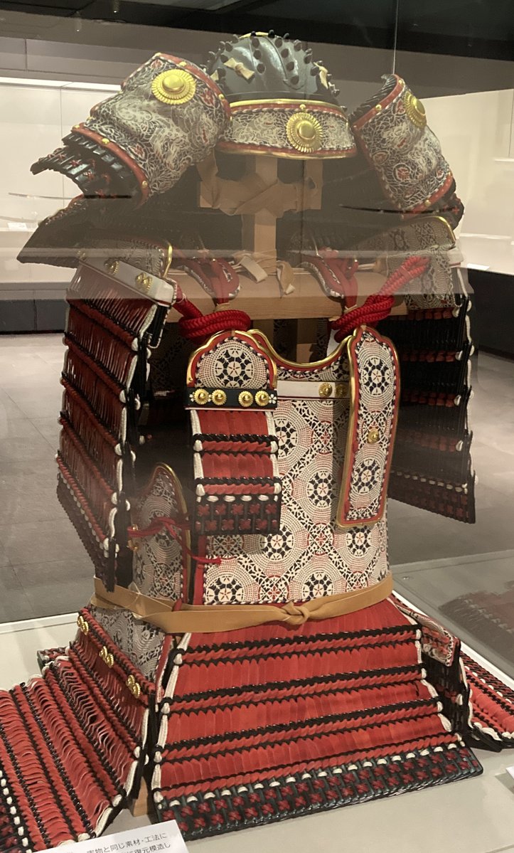 描く時、色々写真や図を参考にしたのだけど、描いた後博物館で実物や