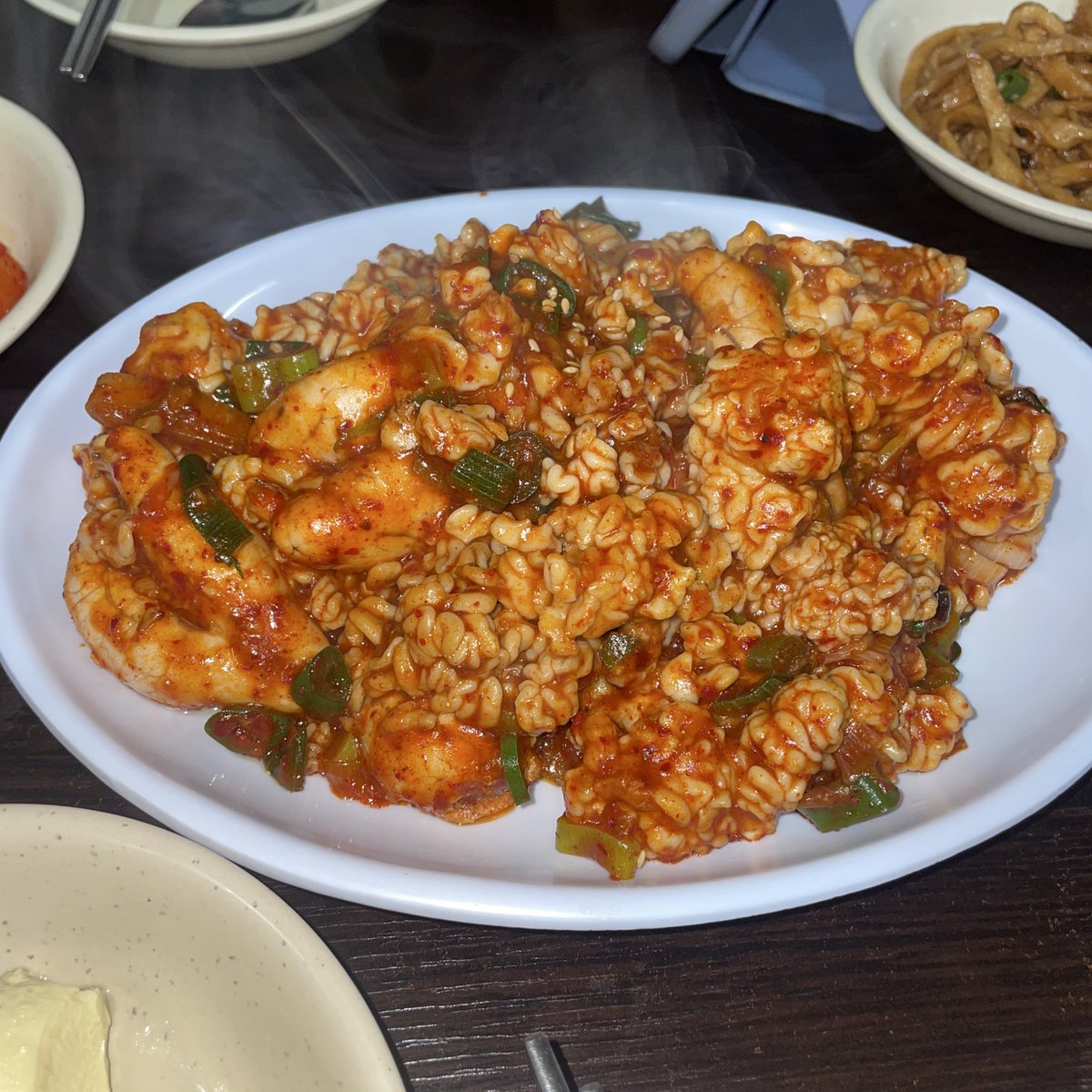 bluemekowings's tweet image. 근데 종로찌게마을 알곤이찜 진짜맛있음..
여기에 알탕시키고 공기밥 하나 추가해서 알곤이찜 절반 먹었을 때쯤에 비벼서 먹으면 소주맥주 각2병 순삭이죠..