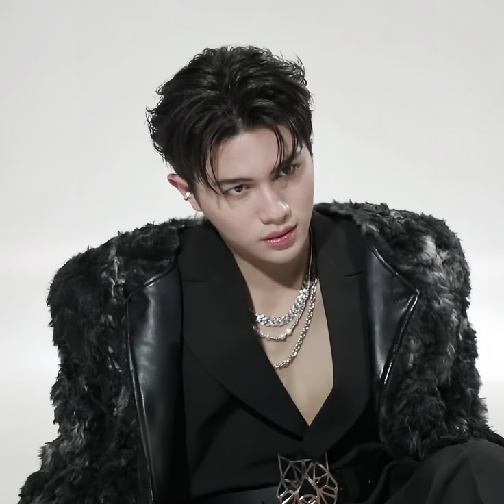 willismote's tweet image. #williamjkp 

Black wolf                                         White wolf