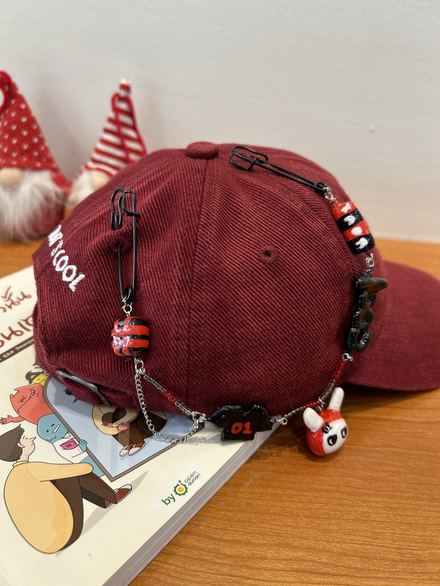 แวะมาป้ายยาเข็มกลัดสร้อยงานดินปั้นของเราาา จะกลัดกับหมวกหรือห้อยกับกางเกง กระเป๋า หรืออะไรก็ได้ที่อยากห้อย 😂 
เพียงสั่งหมวกจากร้าน 01 that cool รับน้องสร้อยฟรีไปเลยยย ‼️
พิกัด : instagram.com/01thatscool?ig…