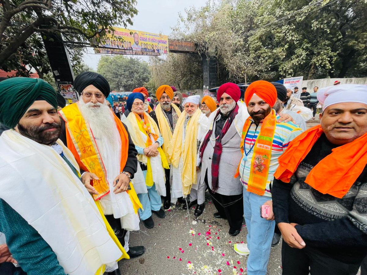 JPBhaiBJP's tweet photo. श्री गुरु गोविंद सिंह साहिब के प्रकाशोत्सव पर्व पर सदर विधानसभा के प्रताप नगर में आयोजित नगर कीर्तन में सम्मिलित होने का सौभाग्य प्राप्त हुआ।
इस पावन अवसर पर गुरु साहिब एवं पंच प्यारों का आशीर्वाद लिया।
#GuruGobindSinghJayanti #PrakashUtsav #Sangat #Kirtan #PanjPyare https://t.co/FQ4UyMT1I4
