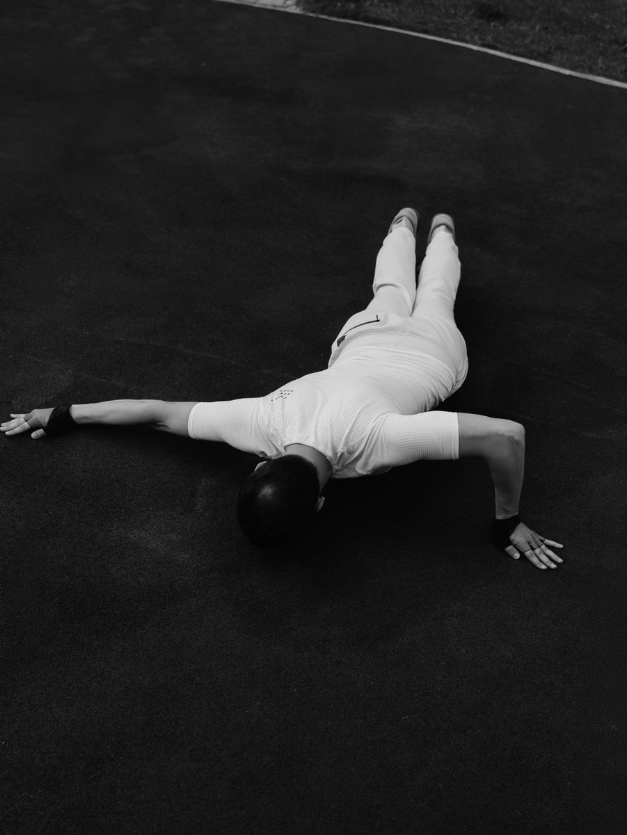 Coach_poyurov's tweet image. Понял дикую мелочь про спорт и мышцы
Которую никто не объяснял раньше

Мышцы адаптируются - мы все это знаем. А если мы разделим под что конкретно они адаптируются?

1. Под силу
2. Под выносливость

Я 3 месяца тренировал отжимания и дальше 35 за подход не мог сдвинуться. И то…