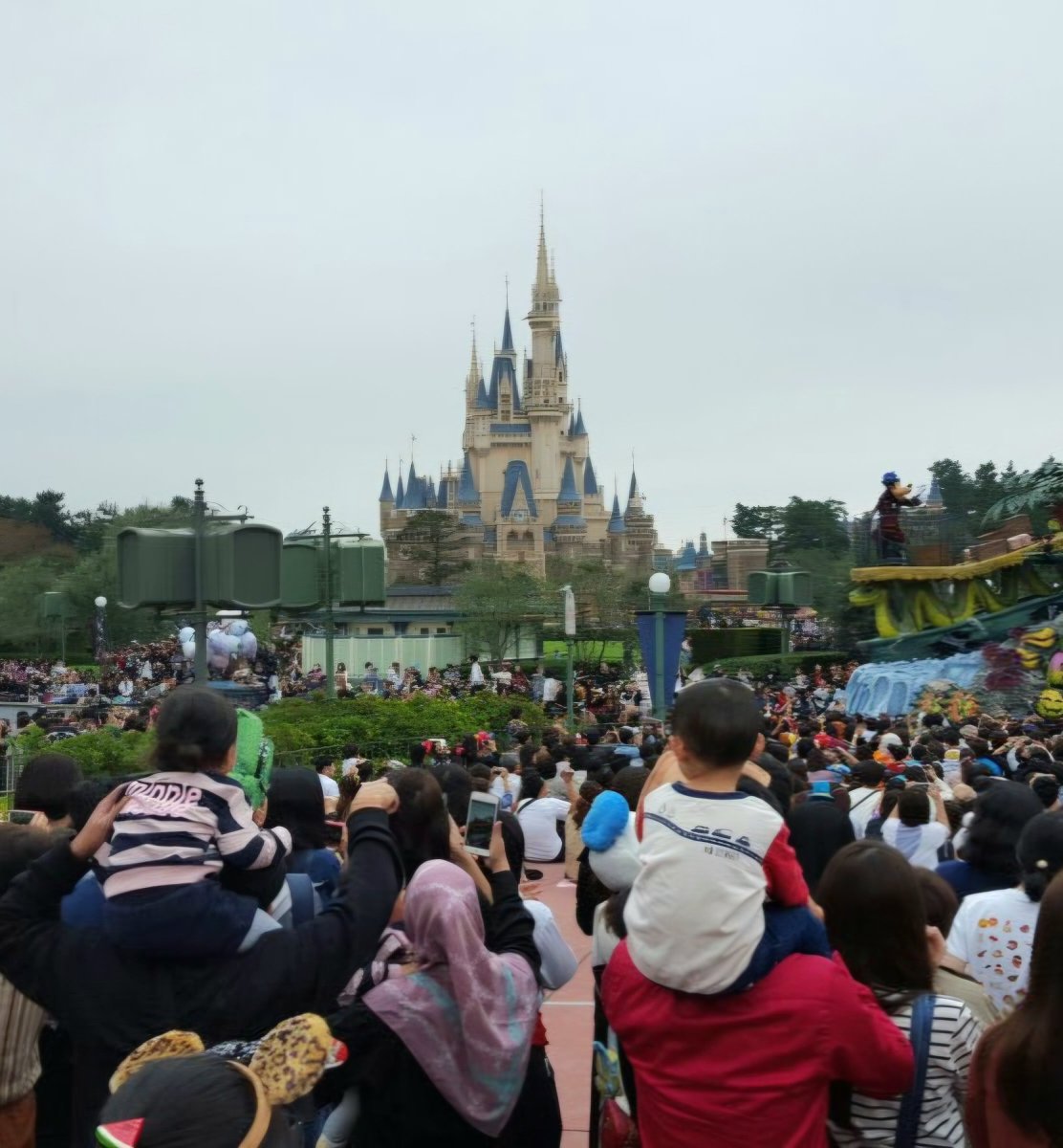 어쩜 주가 차트가 자기네 디즈니 성 모양같냐. 참 신기하군요. 주가 올리려면 옆에다 성을 하나 더 쌓아야 하나요.🤣