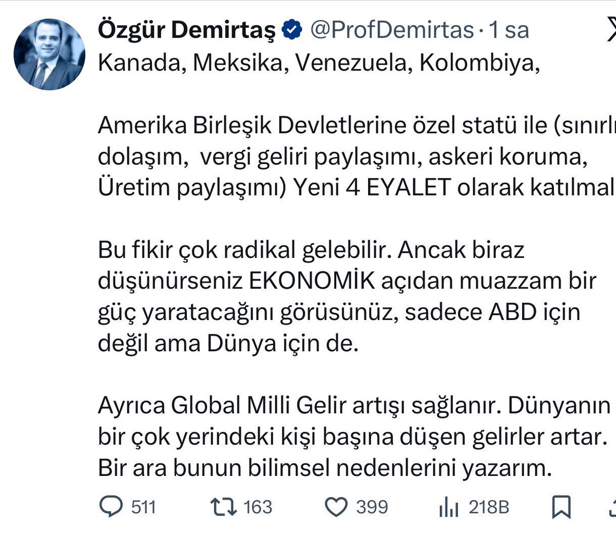 oguzhanbilgin's tweet image. Ülkemizde kendini çok eğitimli sanan aptal, ezik bir beyaz-yakalı kitle var. İşte abartılı bir PR’la o kitleye her şeyi yedirebilirsiniz.
Düşünebiliyor musunuz? Şu cahil, utanmaz adamı bile bu kitleye uzun süre yeni Einstein gibi yedirdiler.