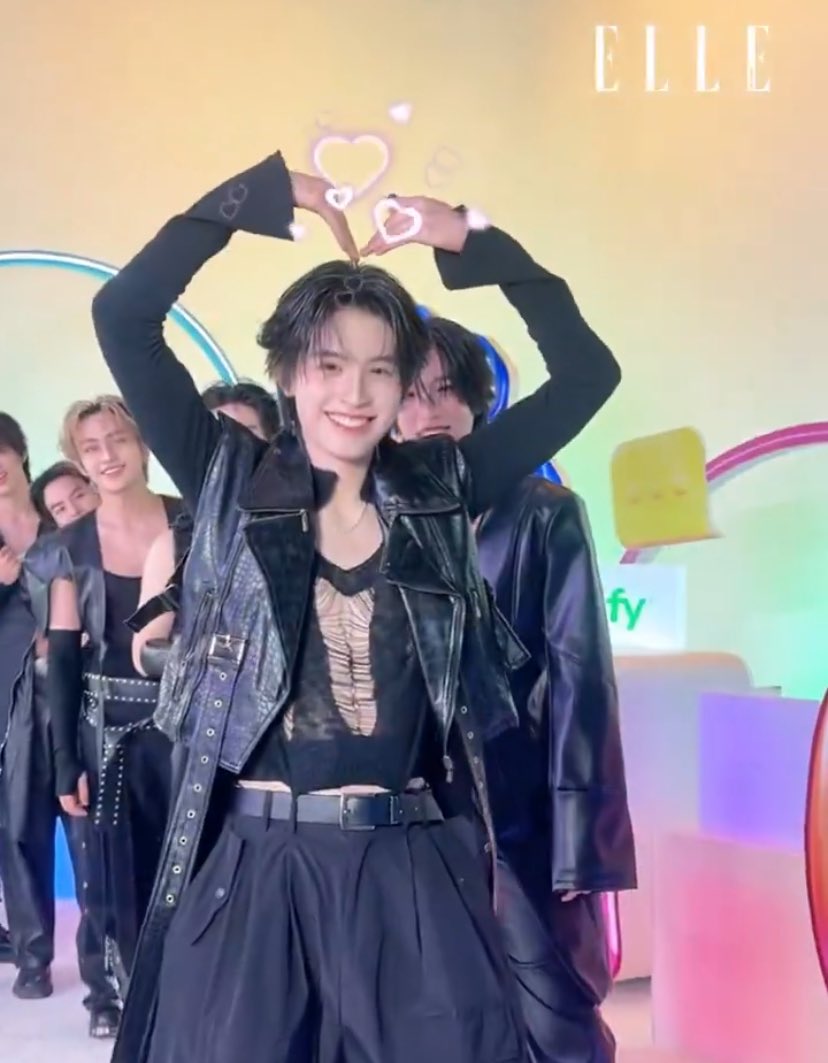 acho0mi's tweet image. ทำตุวน่ารักไปวันๆ พี่ๆข้างหลังเอนดูหมดแล้ว