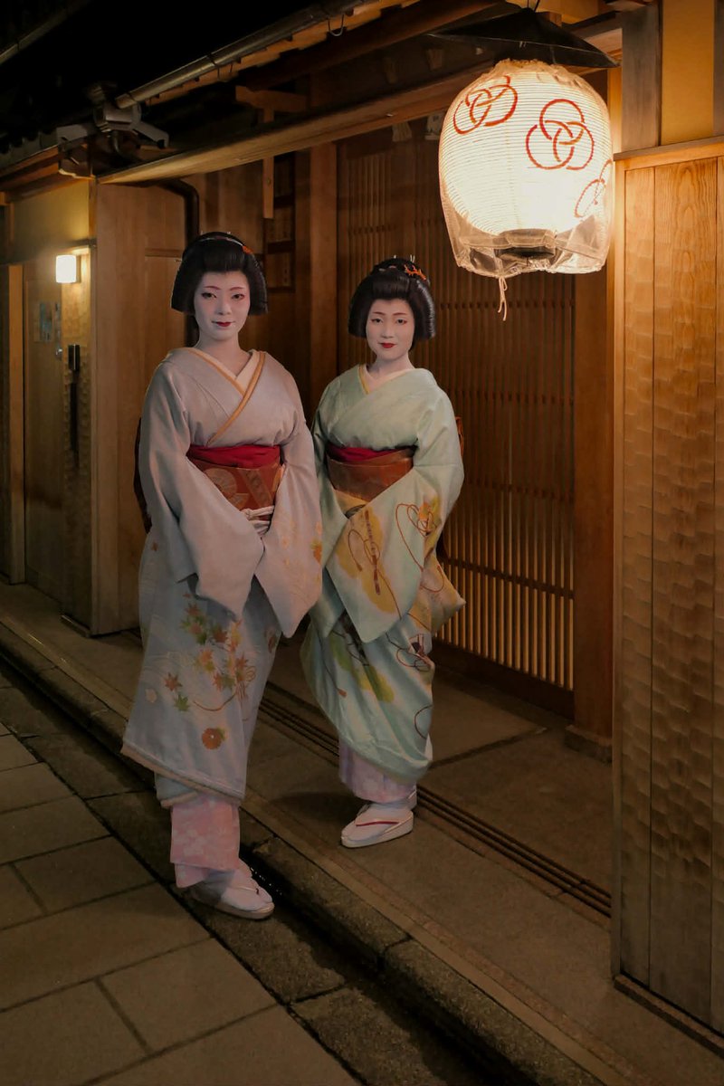 値下☆祇園京都♥オープニング・ピン☆ブラック等5点セット【花街・舞妓】ギター 夜の京都祇園 芸舞妓さんたちが行き交う花見小路を歩く Walking along