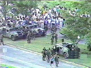 relatandohisto1's tweet image. Sois muy jóvenes para acordaros, pero cuando EEUU invadió Panamá, el general Noriega se refugió en la embajada vaticana. El ejército de EEUU la rodeó y durante 10 días los torturaron sin parar con rock duro y heavy metal a un volumen de +120 dB hasta que se entregó el 3/1/1990.