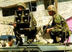 relatandohisto1's tweet image. Sois muy jóvenes para acordaros, pero cuando EEUU invadió Panamá, el general Noriega se refugió en la embajada vaticana. El ejército de EEUU la rodeó y durante 10 días los torturaron sin parar con rock duro y heavy metal a un volumen de +120 dB hasta que se entregó el 3/1/1990.