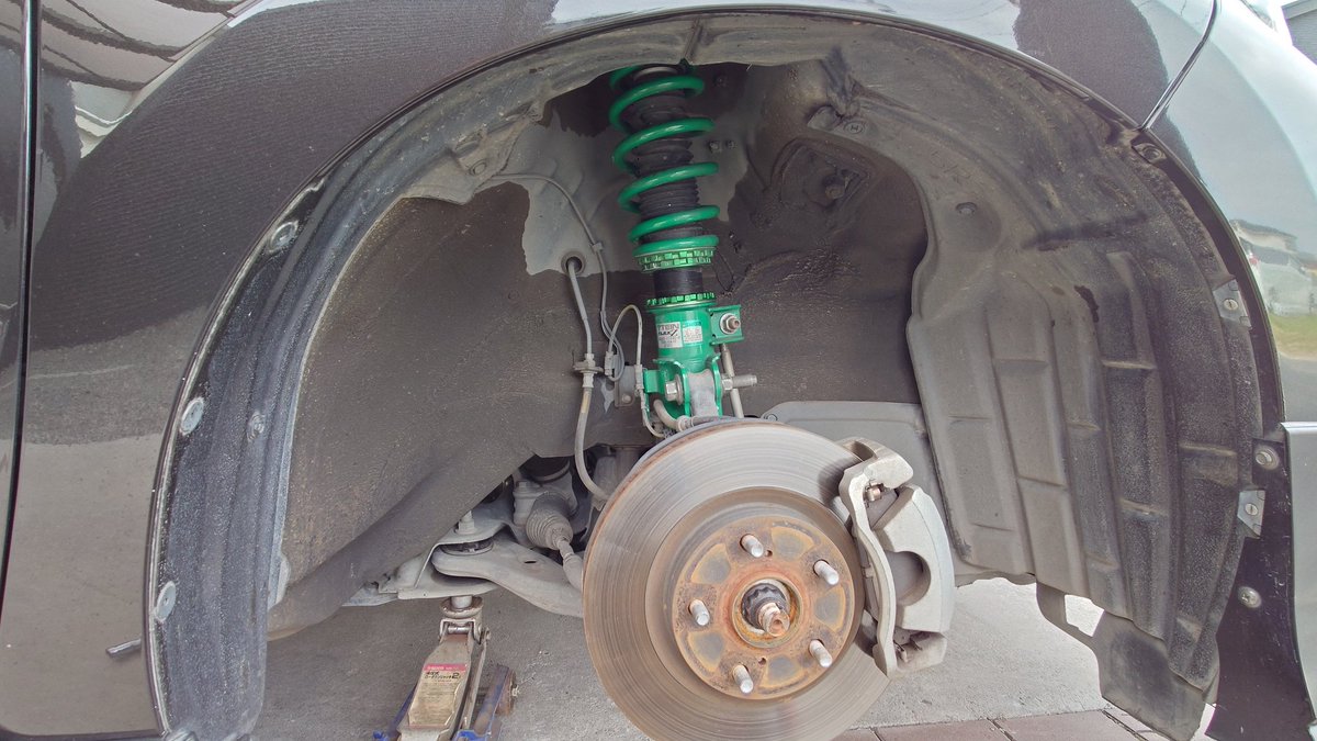 タイヤ割れ割れだったけん
新品に変えて
1000キロくらいで外された車高調譲って貰ったけん付け替えたった