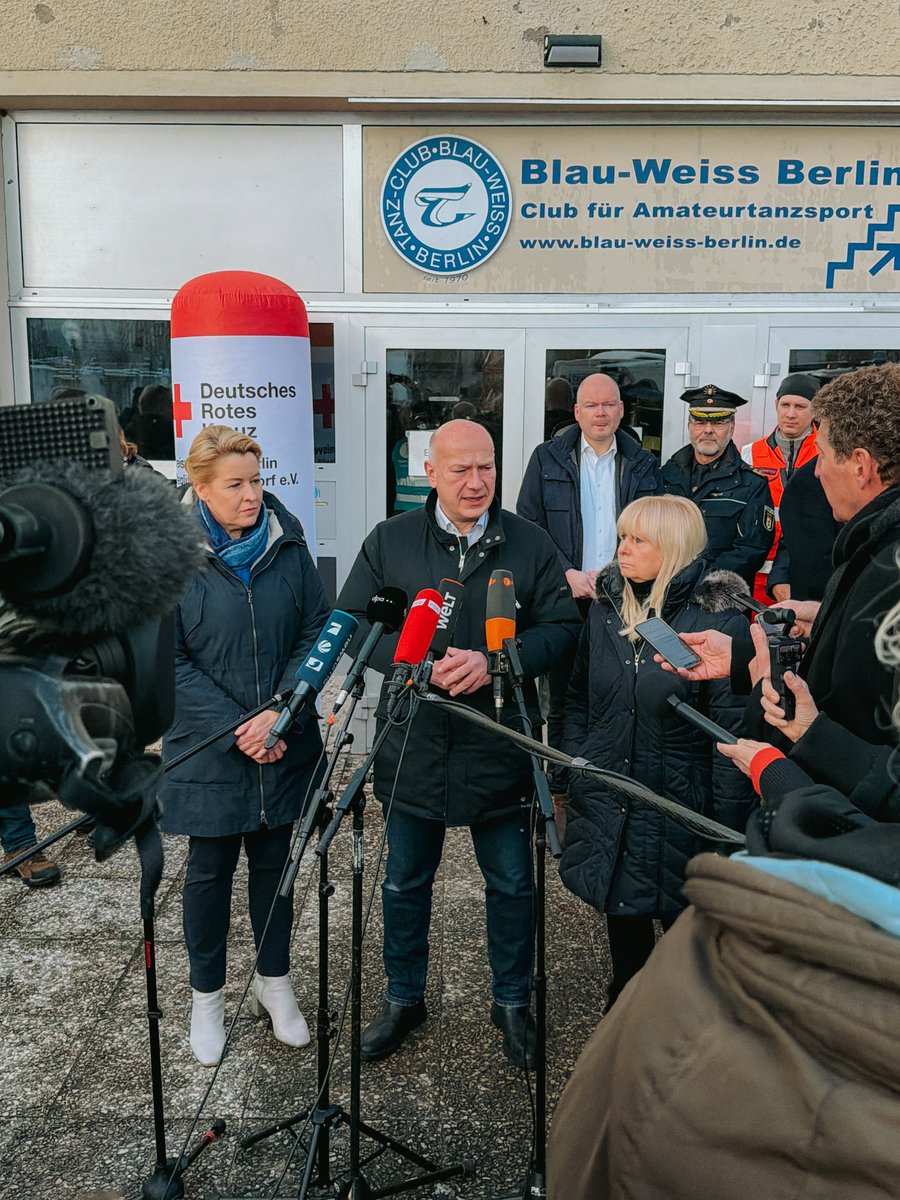 Der Regierende Bürgermeister <a href="/kaiwegner/">Kai Wegner</a> hat eine Notunterkunft in Steglitz-Zehlendorf besucht – die Sportanlage Cole-Sports-Center. Mit <a href="/Innensenatorin/">Senatsverwaltung für Inneres und Sport</a>, <a href="/FranziskaGiffey/">Franziska Giffey</a> &amp; Maren Schellenberg informierte er sich über die Lage für Menschen, die von dem Stromausfall betroffen sind.