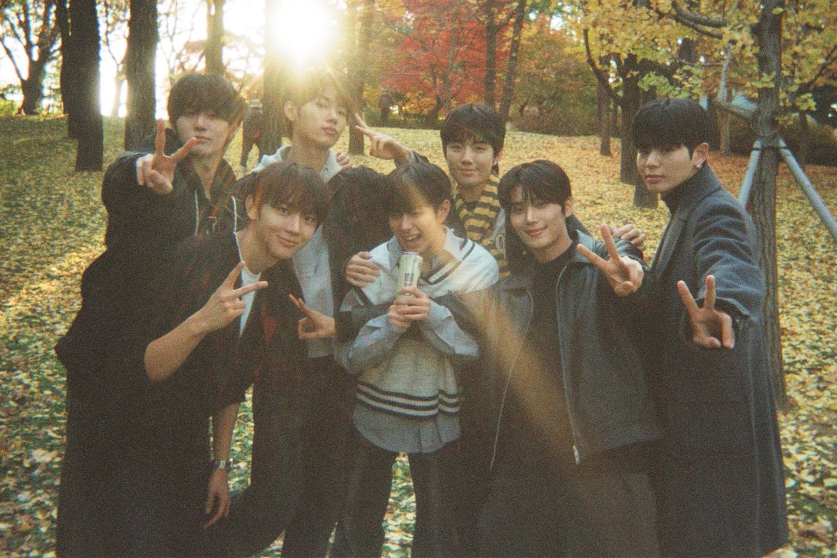 GlobalEVNNE's tweet image. Today was the last time EVNNE performed as 7 members.

#DearMyEVNNE
THANK YOU SEVEN EVNNE
#이븐엔브_나란히새길게_영원할수있게
#EVNNE

EVNNE and ENNVE’s hearts must be feeling very heavy right now. Even so, I want to sincerely thank our seven stars for their hard work over the…