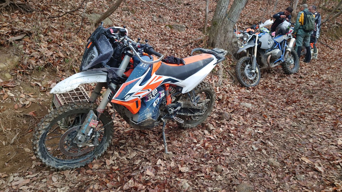 Cat_parallel's tweet image. 今日の林道
・ジャンプスターターカーニバル
・トリッカーのシート外れる
・大型にサイドスタンドはいらない
・初めての牽引で引っ張られる
・難易度高い林道を攻める
・1回転