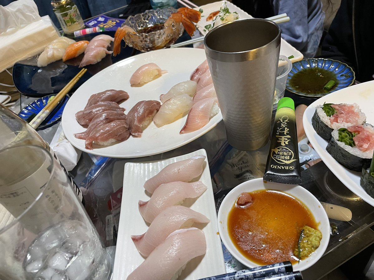 yuzucom3's tweet photo. ホタテサーモンブリ本マ中トロネギトロ巻き
真鯛、炙りサーモン、炙り真鯛
赤エピ漬け刺し

食いかけ写真だけどめちゃウマだった https://t.co/pf47ZGoUnS