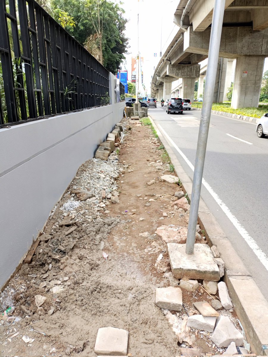Trotoar di Kelapa Gading jalan Boulevard Barat tidak layak untuk pejalan kaki dan berbahaya karena terhalang beton sehingga harus turun ke jalan raya <a href="/DKIJakarta/">Pemprov DKI Jakarta</a> <a href="/PasangMata/">pasangmatadotcom</a> <a href="/TrotoarKita/">Pejalan Kaki</a>