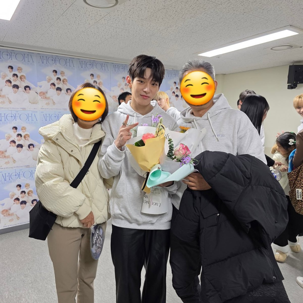 stejayverse's tweet image. Mama and Papa Kim must been so proud and happy to see Steven on stage singing and performing with his members🥺💙 #STEVEN #스티븐 #STVN